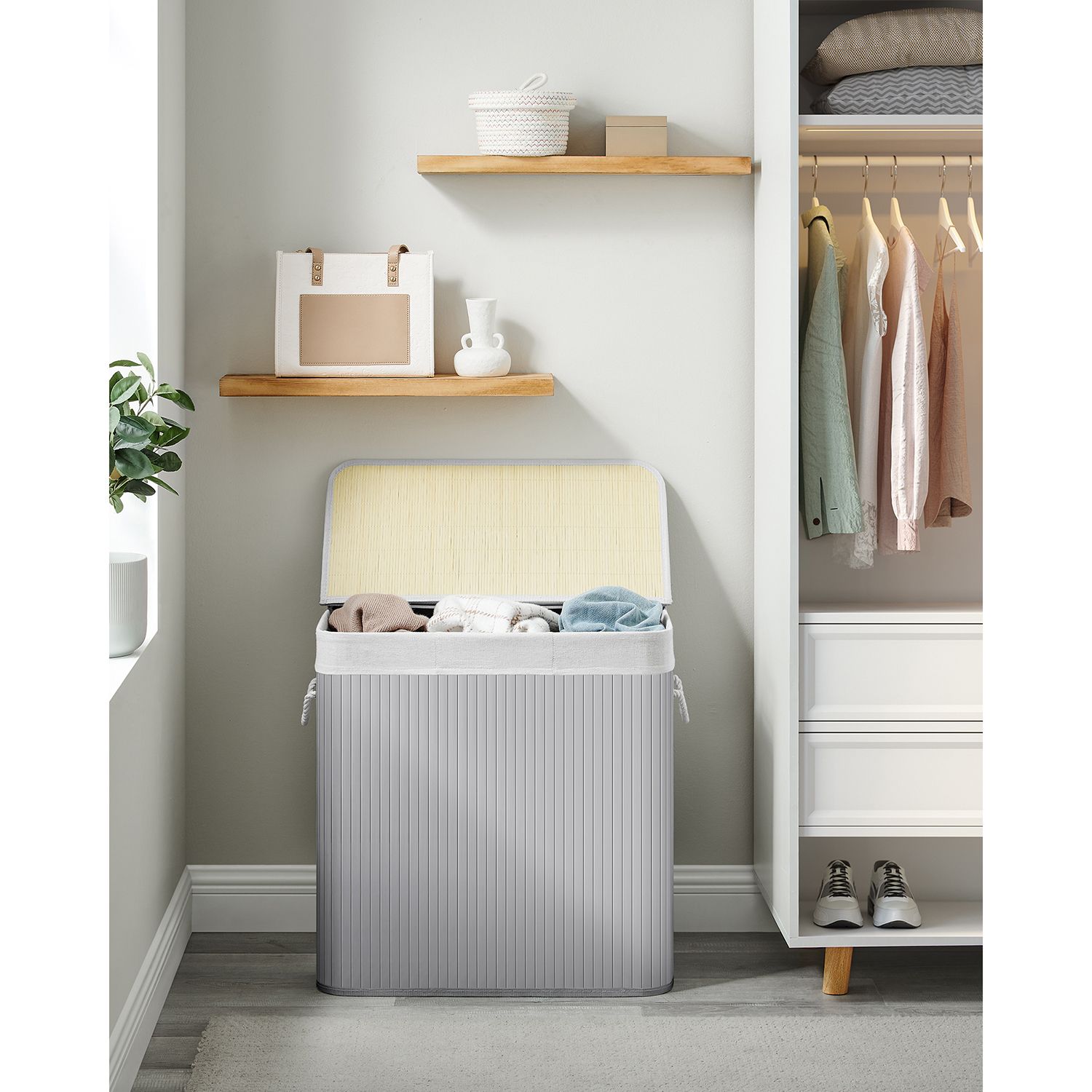 Vasketøjskurv med 3 sektioner, clip-on låg og håndtag, 150 l, foldbar, til vaskerum, soveværelse, badeværelse, grå LCB091G01 - Billede 3