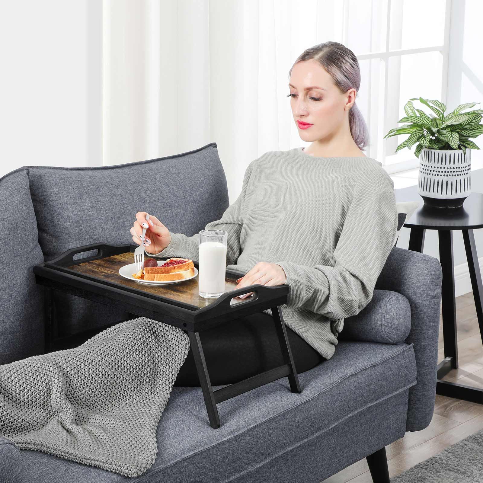 Sengebord med bambusben, morgenmadsbakke til sofa, seng, serveringsbakke med rille til telefon, tablet, bærbar computer, rustik brun - Billede 2