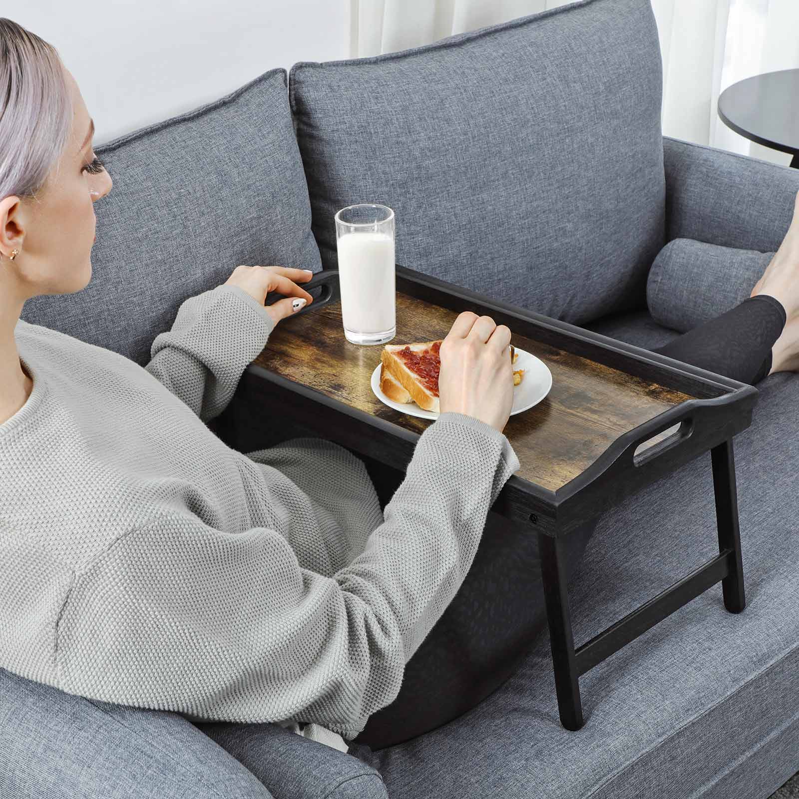 Sengebord med bambusben, morgenmadsbakke til sofa, seng, serveringsbakke med rille til telefon, tablet, bærbar computer, rustik brun - Billede 3