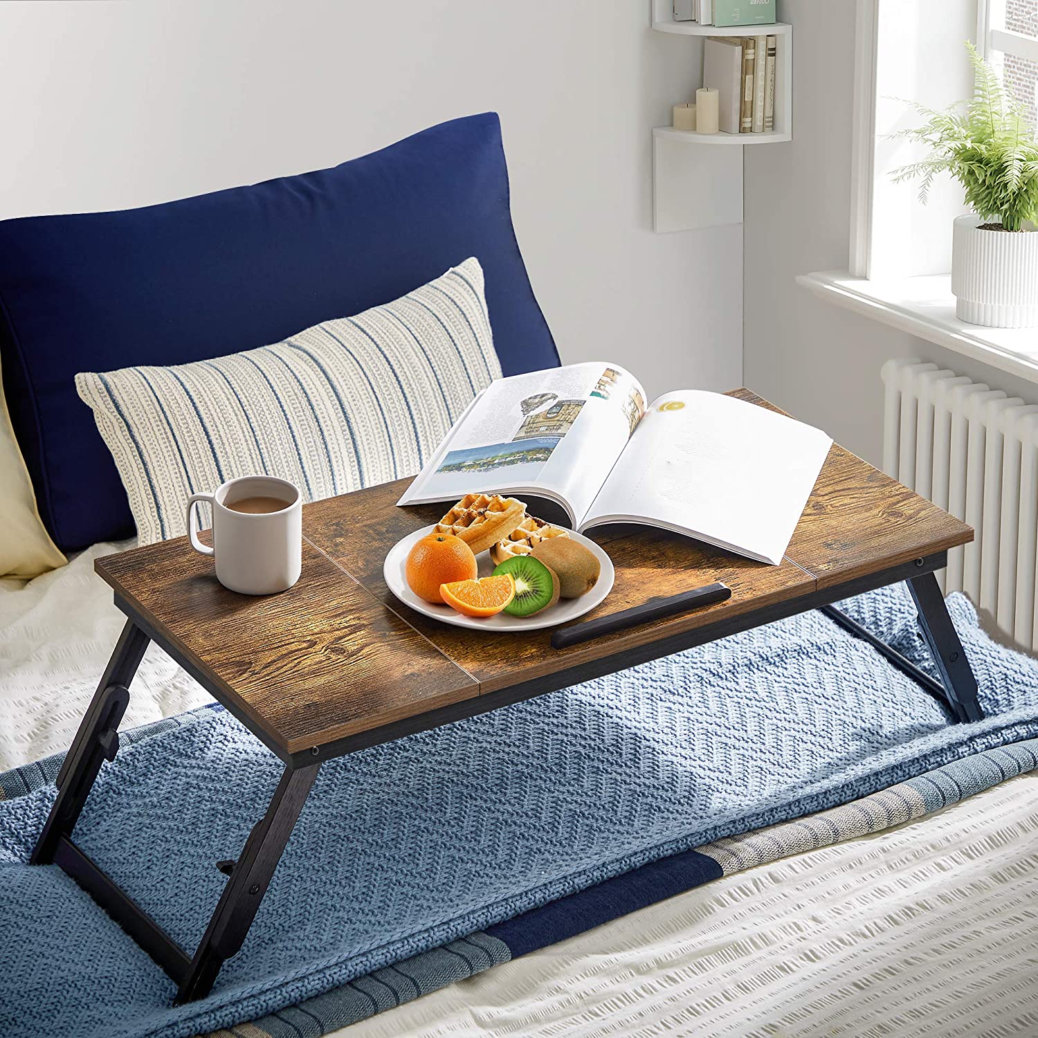 Laptopbord til seng eller sofa med justerbar vippebar top op til 14,3 tommer, højre-venstrehåndet morgenmadsbakke med højdejusterbare foldbare ben, skuffe, rustik mørkebrun - Billede 4